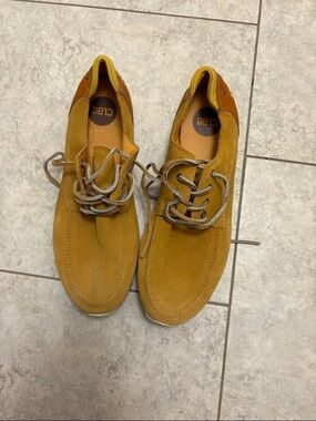 Clae Men’s Suede Chukka Boots in Mustard Yellow NWOT